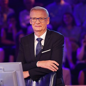 Moderator Günther Jauch sitzt im Studio.