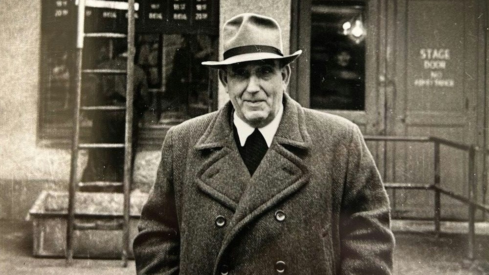 Historisches Foto: Johann Baptist Heinrich steht vor dem „Central-Theater“.