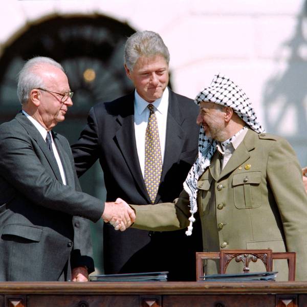 1993 schütteln sich der US-Präsident Bill Clinton, der PLO-Führer Yasser Arafat und der israelische Premierminister Yitzhak Rabin die Hand.