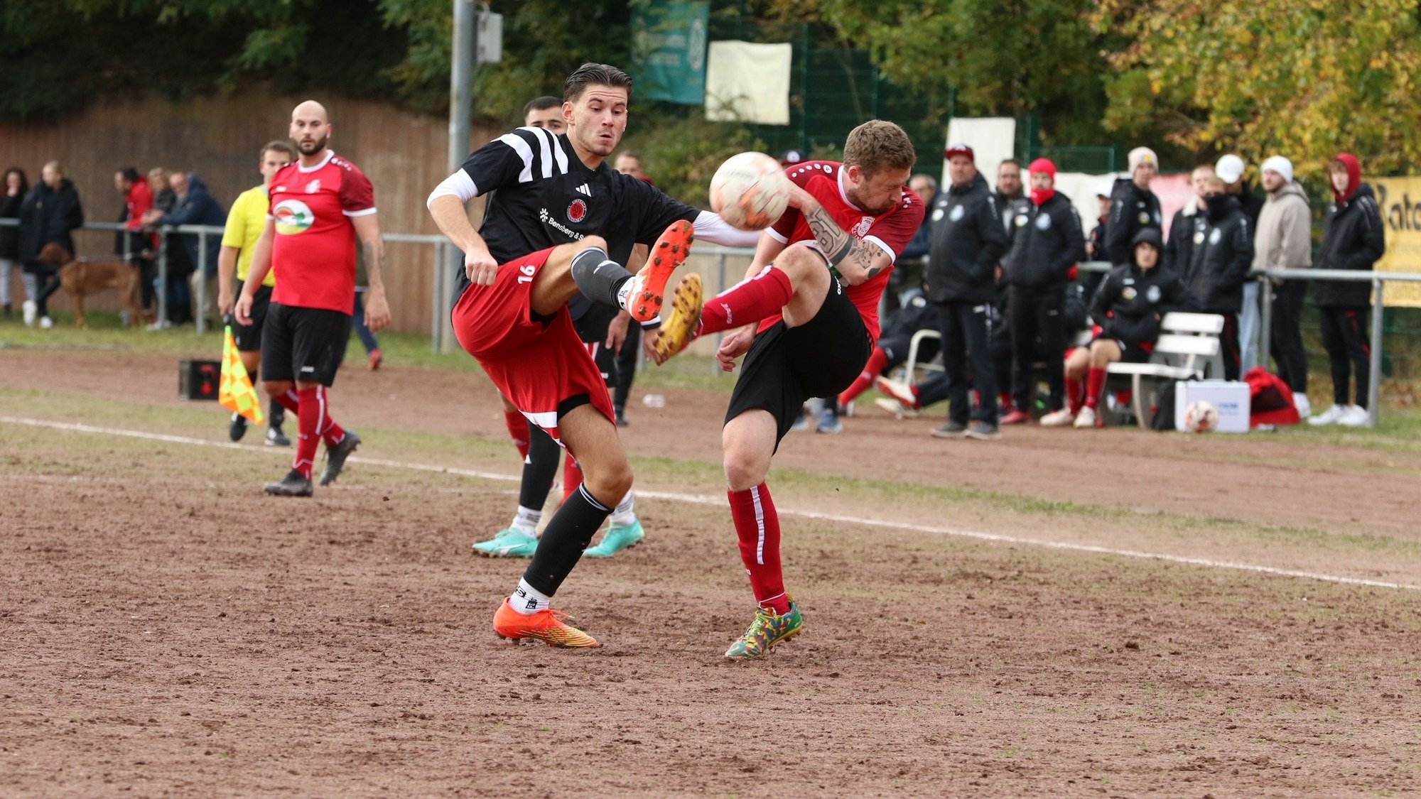 Zwei Fußballer kämpfen auf dem Aschenplatz im Eifelstadion in Mechernich um den Ball.
