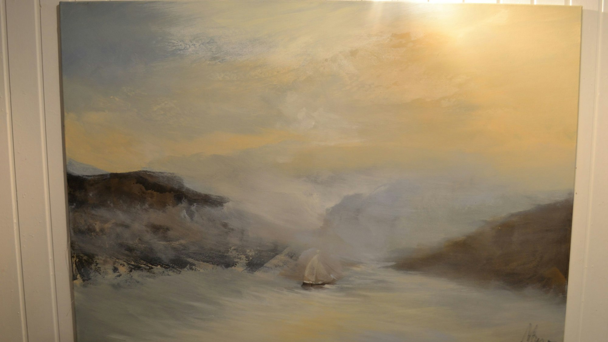 Ein Gemälde; zu sehen ist ein Segelboot in bewegter See.