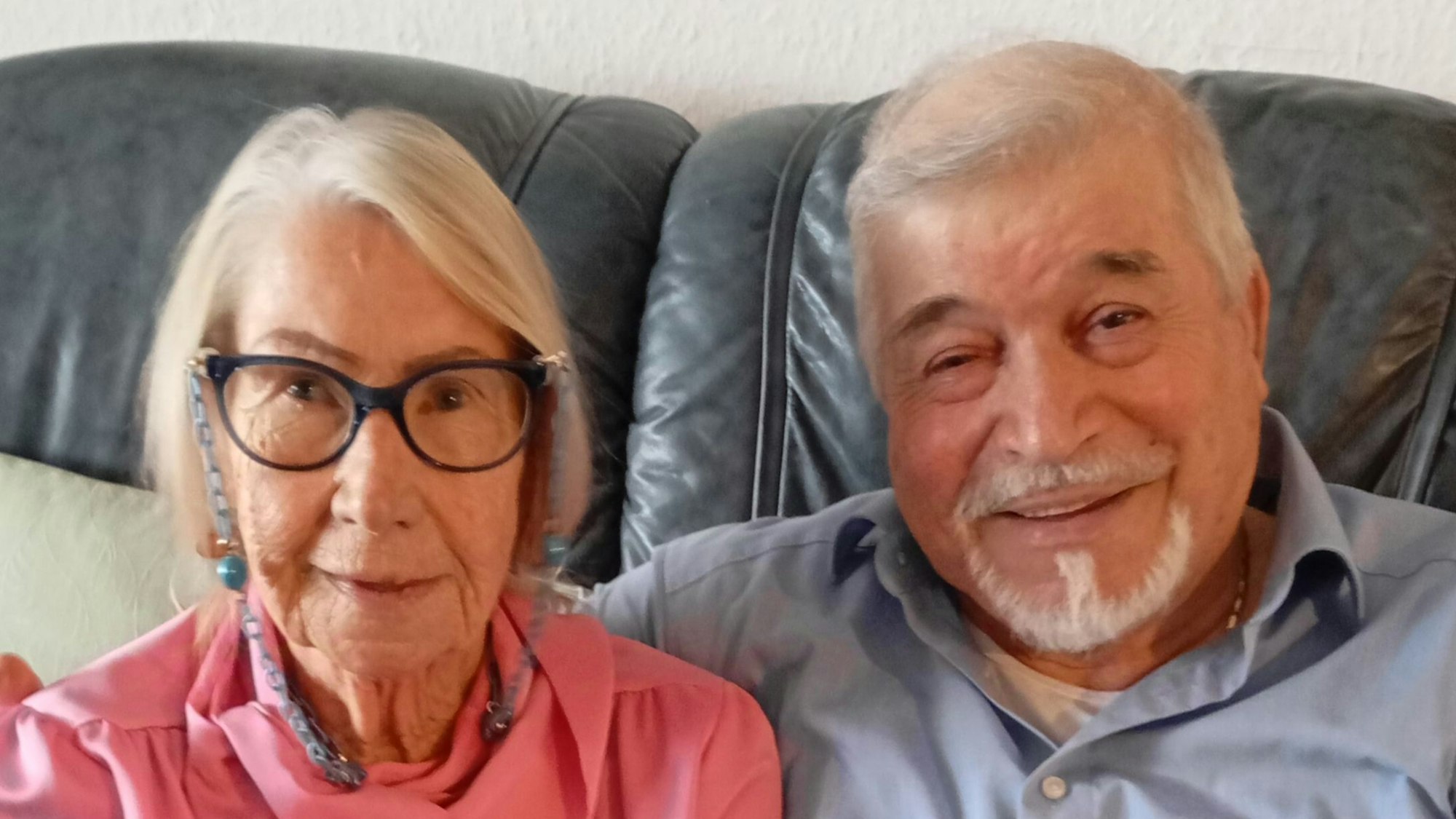 Das Foto zeigt ein älteres Ehepaar auf dem Sofa.