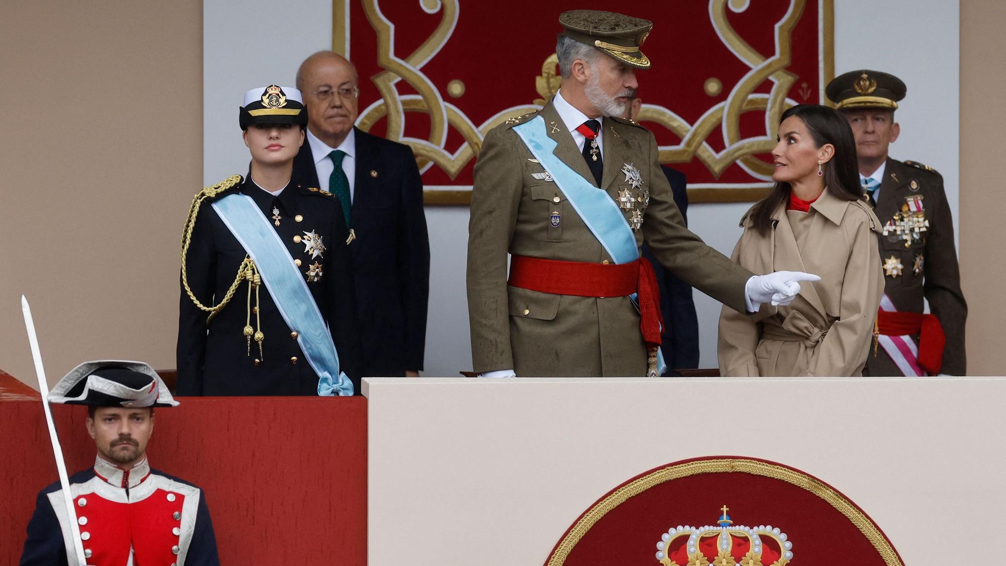 König Felipe VI. (m), seine Tochter Kronprinzessin Leonor (l) und seine Frau Königin Letizia (r) nehmen an der Militärparade zum spanischen Nationalfeiertag in Madrid teil.