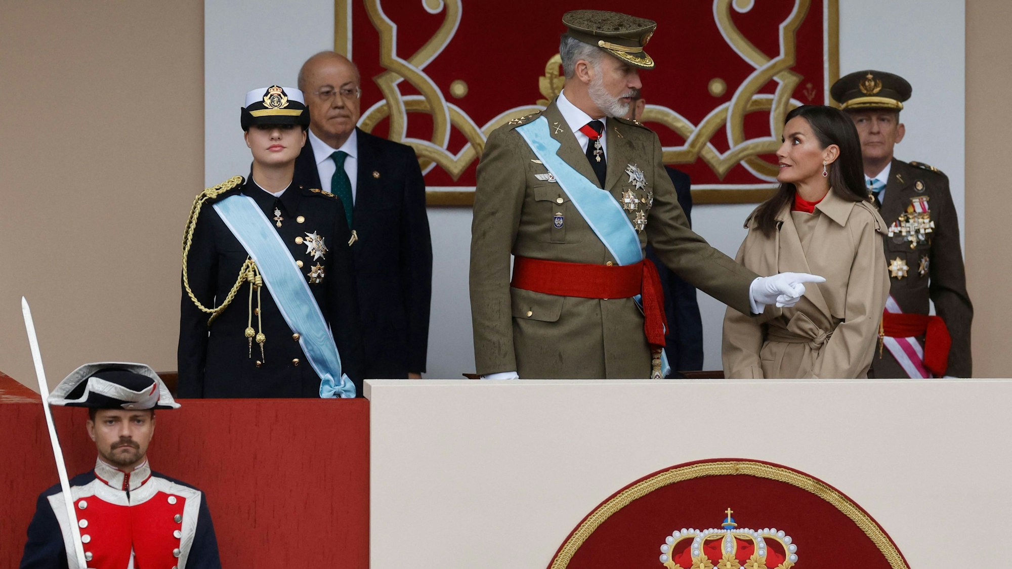 König Felipe VI. (m), seine Tochter Kronprinzessin Leonor (l) und seine Frau Königin Letizia (r) nehmen an der Militärparade zum spanischen Nationalfeiertag in Madrid teil.