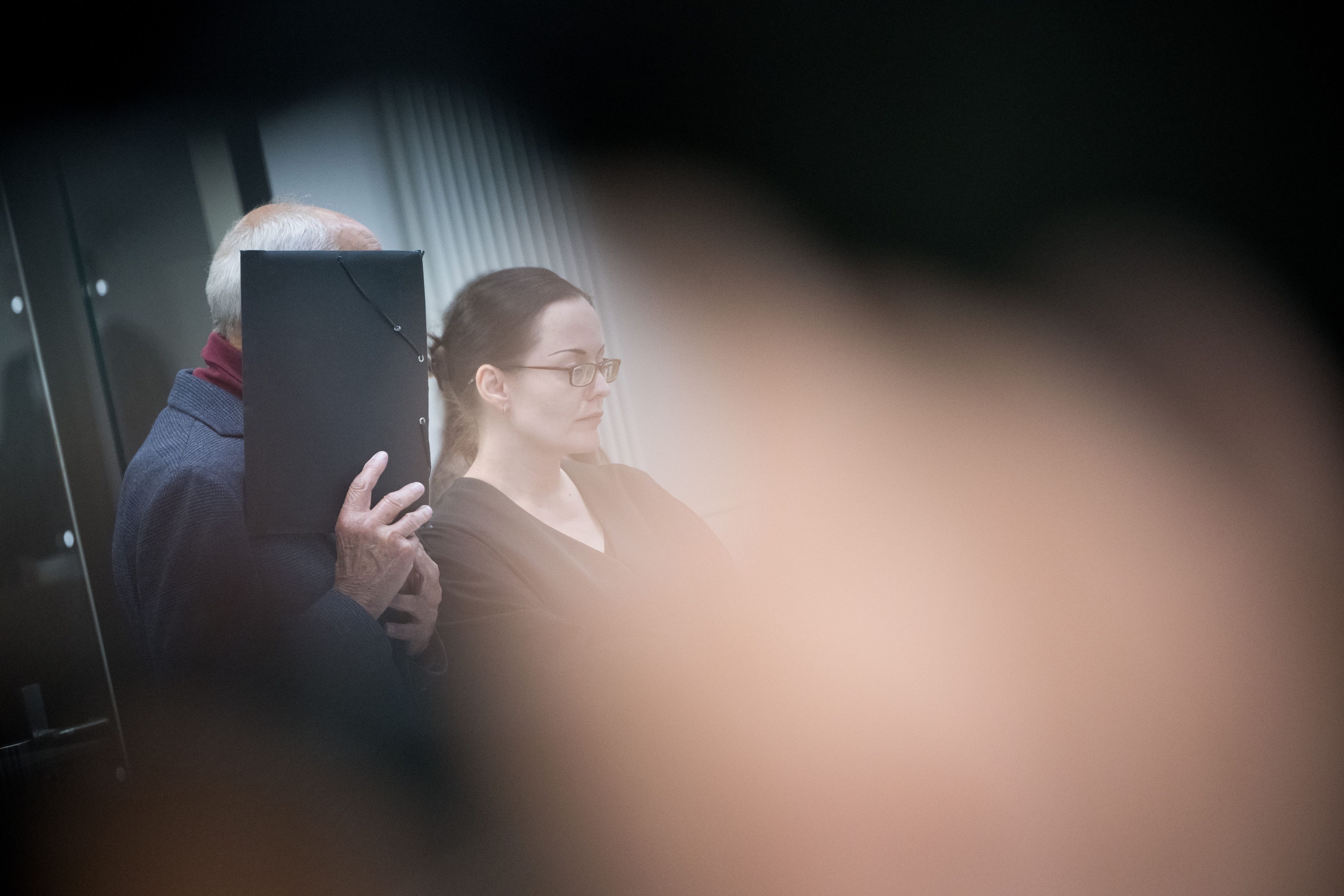 14.10.2024, Berlin: Der Angeklagte (l) steht vor der Verkündung des Urteils im Prozess gegen den Ex-Stasi-Mitarbeiter wegen Mordes vor dem Landgericht. Der heute 80-Jährige aus Leipzig soll 1974 einen polnischen Staatsbürger am damaligen Grenzübergang Bahnhof Berlin-Friedrichstraße heimtückisch erschossen haben.