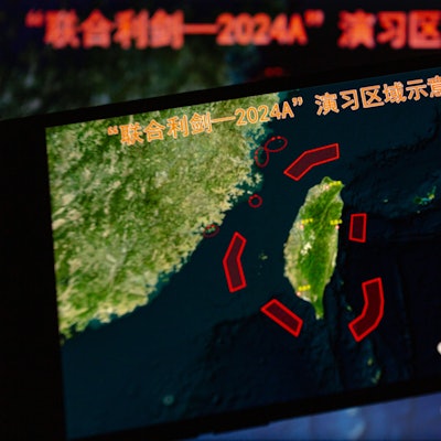 ARCHIV - 23.05.2024, Paraguay, Asunción: Auf einem Smartphone wird im Mai eine Karte mit Standorten der Militärübungen rund um Taiwan angezeigt.