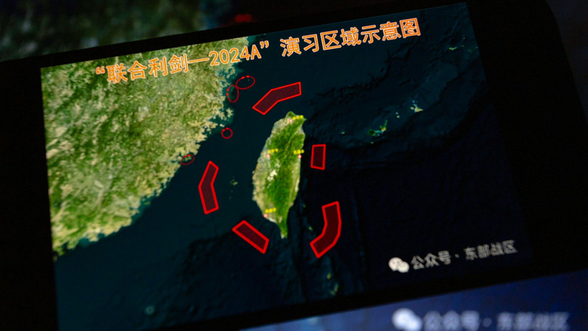 ARCHIV - 23.05.2024, Paraguay, Asunción: Auf einem Smartphone wird im Mai eine Karte mit Standorten der Militärübungen rund um Taiwan angezeigt.