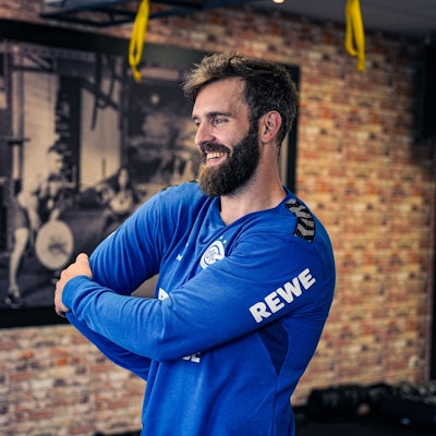 Teitur Einarsson deht seinen rechten Arm.