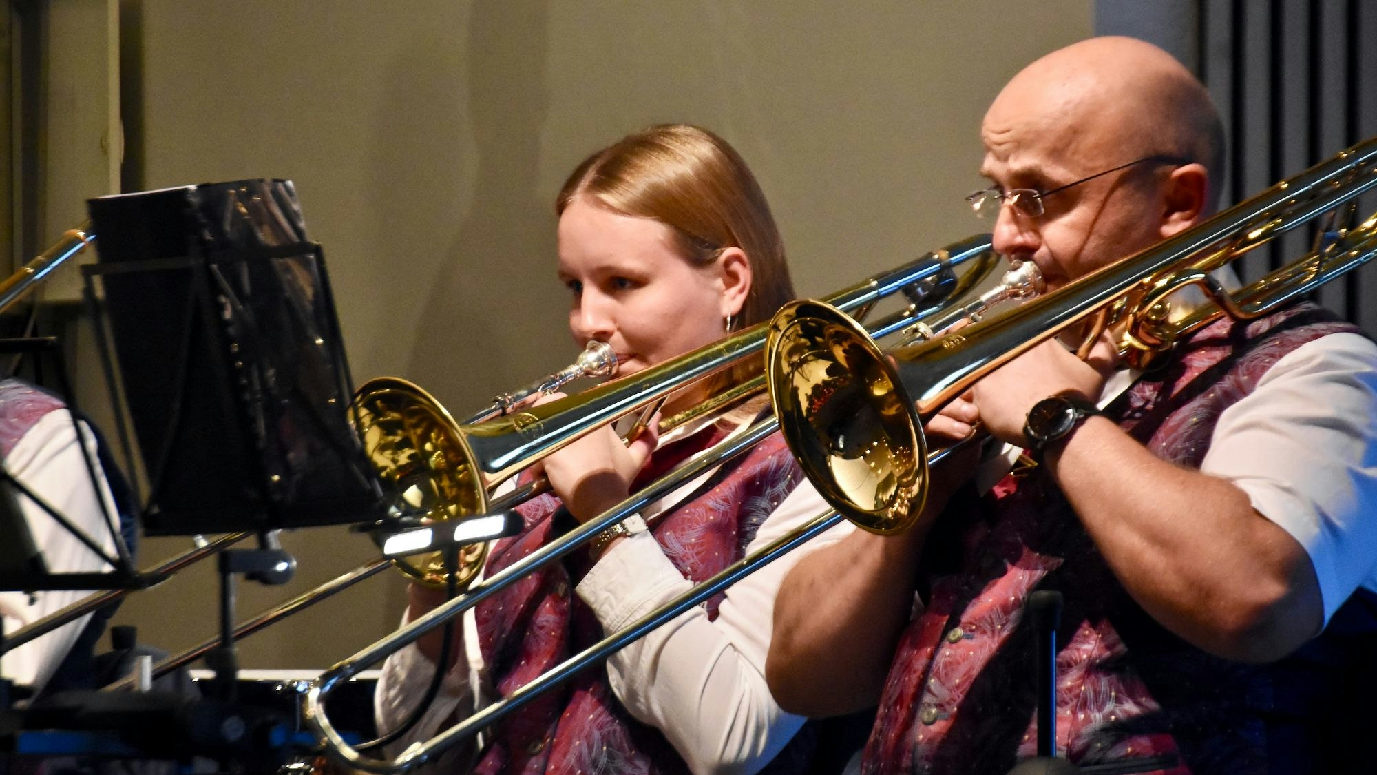Ein Mann und eine Frau spielen Posaune.