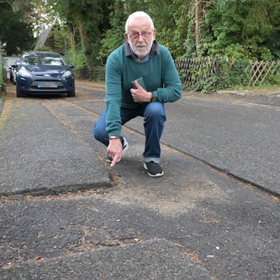 Eine der vielen kritisierten Stolperkanten nach dem Ausbau für das Glasfaserkabel.