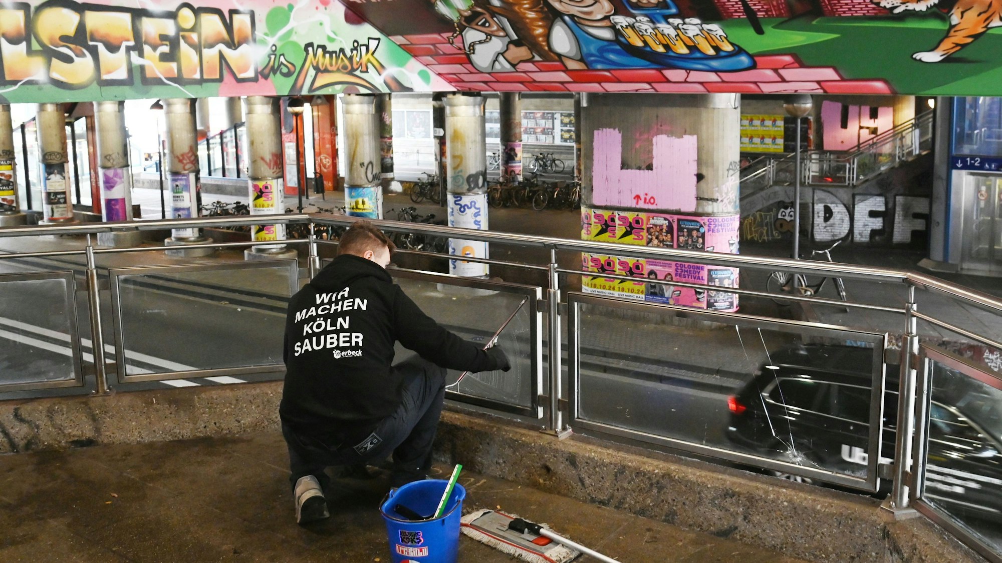 Auch die Treppen werden gereinigt.