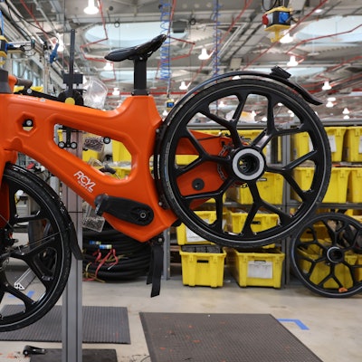 Hersteller Igus stellt die Produktionsanlagen für das „igus:bike“ vor. Das Fahrrad aus recyceltem Kunststoff ist nahezu wartunsfrei.