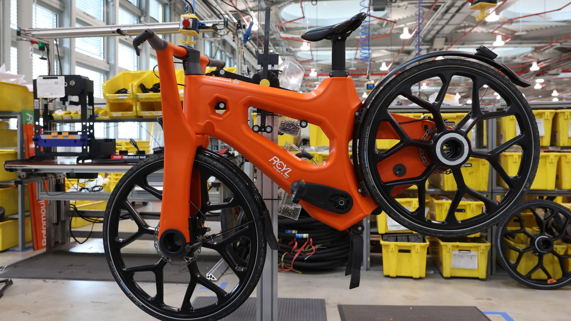 Hersteller Igus stellt die Produktionsanlagen für das „igus:bike“ vor. Das Fahrrad aus recyceltem Kunststoff ist nahezu wartunsfrei.