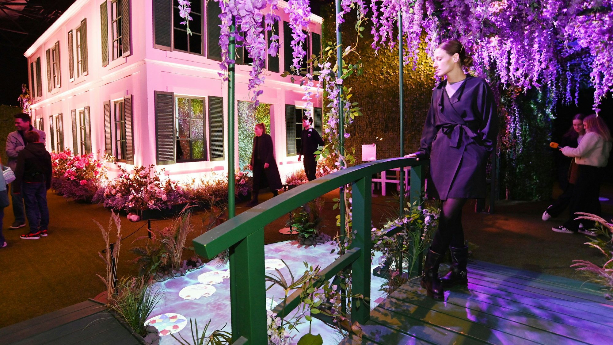 Eine Frau steht auf einer Brücke.