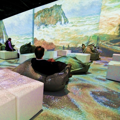 Ein Mann schaut auf eine Leinwand.