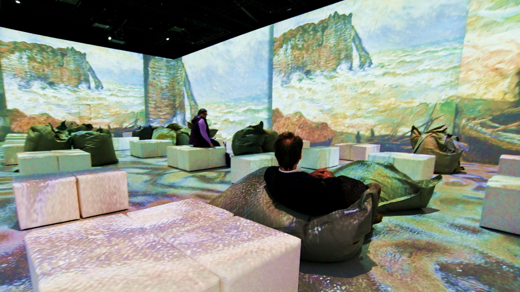 Ein Mann schaut auf eine Leinwand.