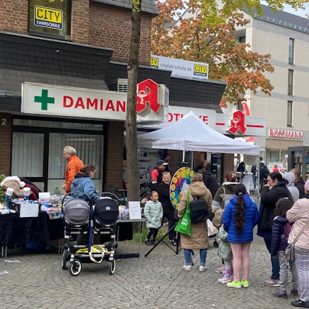 Menschen stehen während des Veedelsfestes auf dem Platz vor dem City Center Porz.