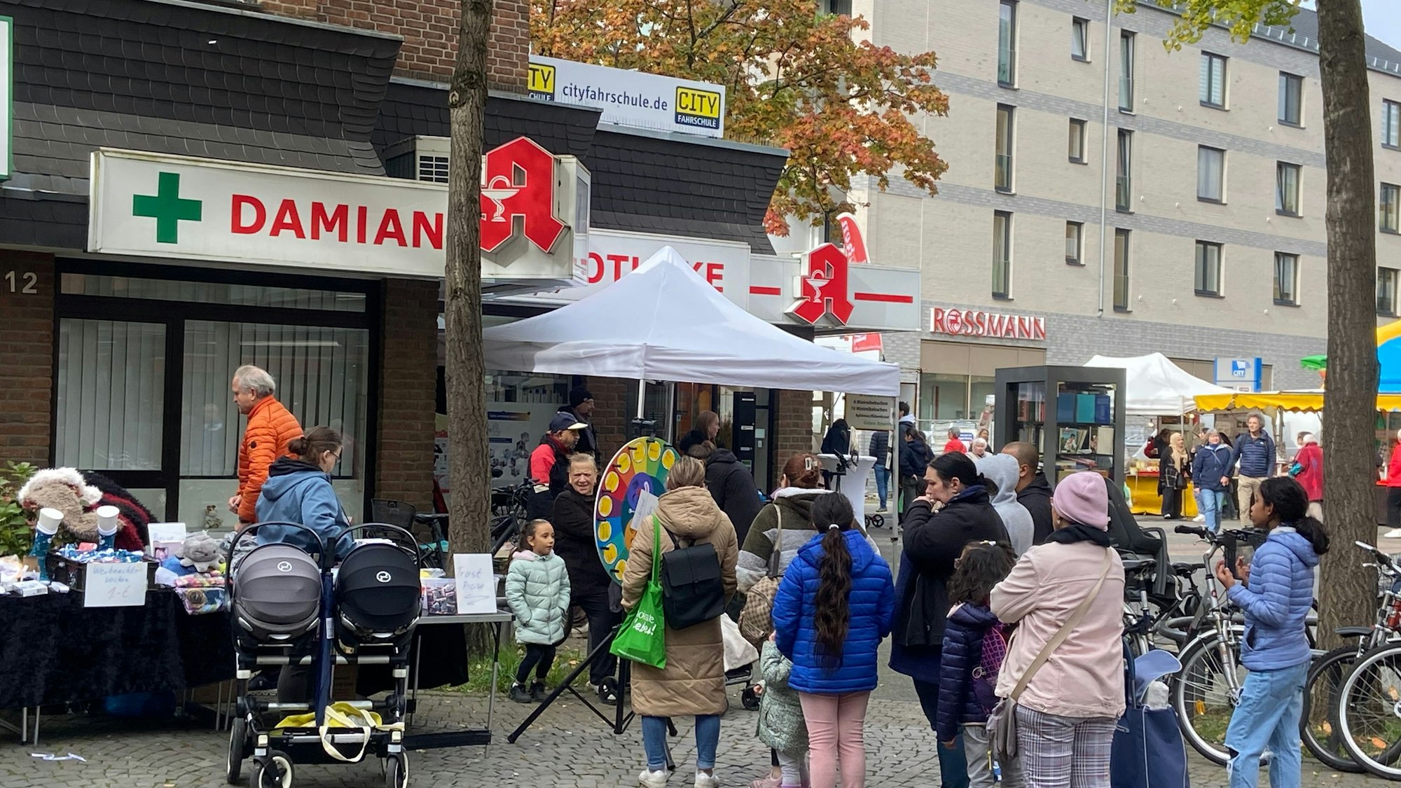 Menschen stehen während des Veedelsfestes auf dem Platz vor dem City Center Porz.