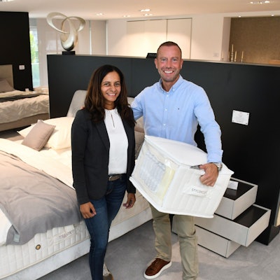 Das Foto zeigt das Inhaber-Ehepaar in der Bettenausstellung.