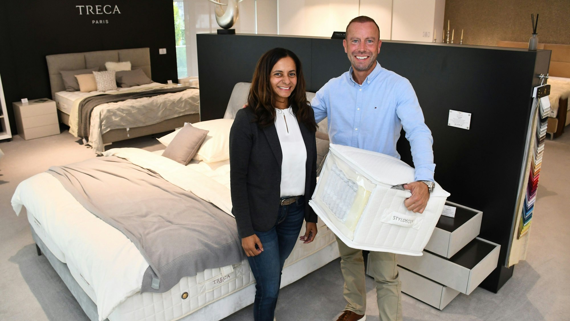 Das Foto zeigt das Inhaber-Ehepaar in der Bettenausstellung.