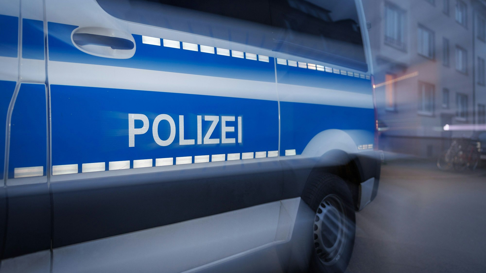 Ein Polizeiauto fährt durch die Straßen einer Großstadt
