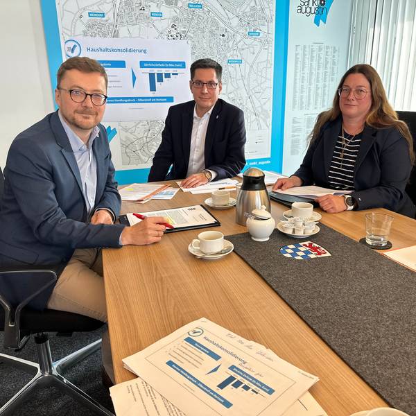 Bürgermeister Dr. Max Leitterstorf (M.) stellt den Etatatentwurf für 2025 der Verwaltung in einer Pressekonferenz vor. Links außen der Erste Beigeordnete Dr. Martin Eßer, rechts außen Kämmerin Claudia Seidl.