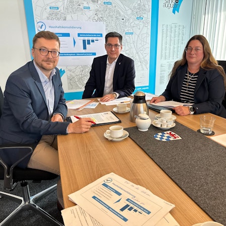 Bürgermeister Dr. Max Leitterstorf (M.) stellt den Etatatentwurf für 2025 der Verwaltung in einer Pressekonferenz vor. Links außen der Erste Beigeordnete Dr. Martin Eßer, rechts außen Kämmerin Claudia Seidl.