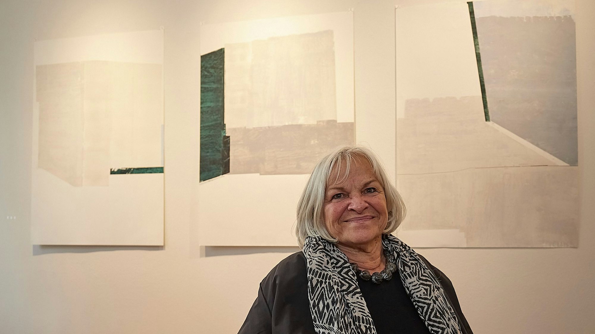 Petra Siering steht vor einigen ihrer Bilder.