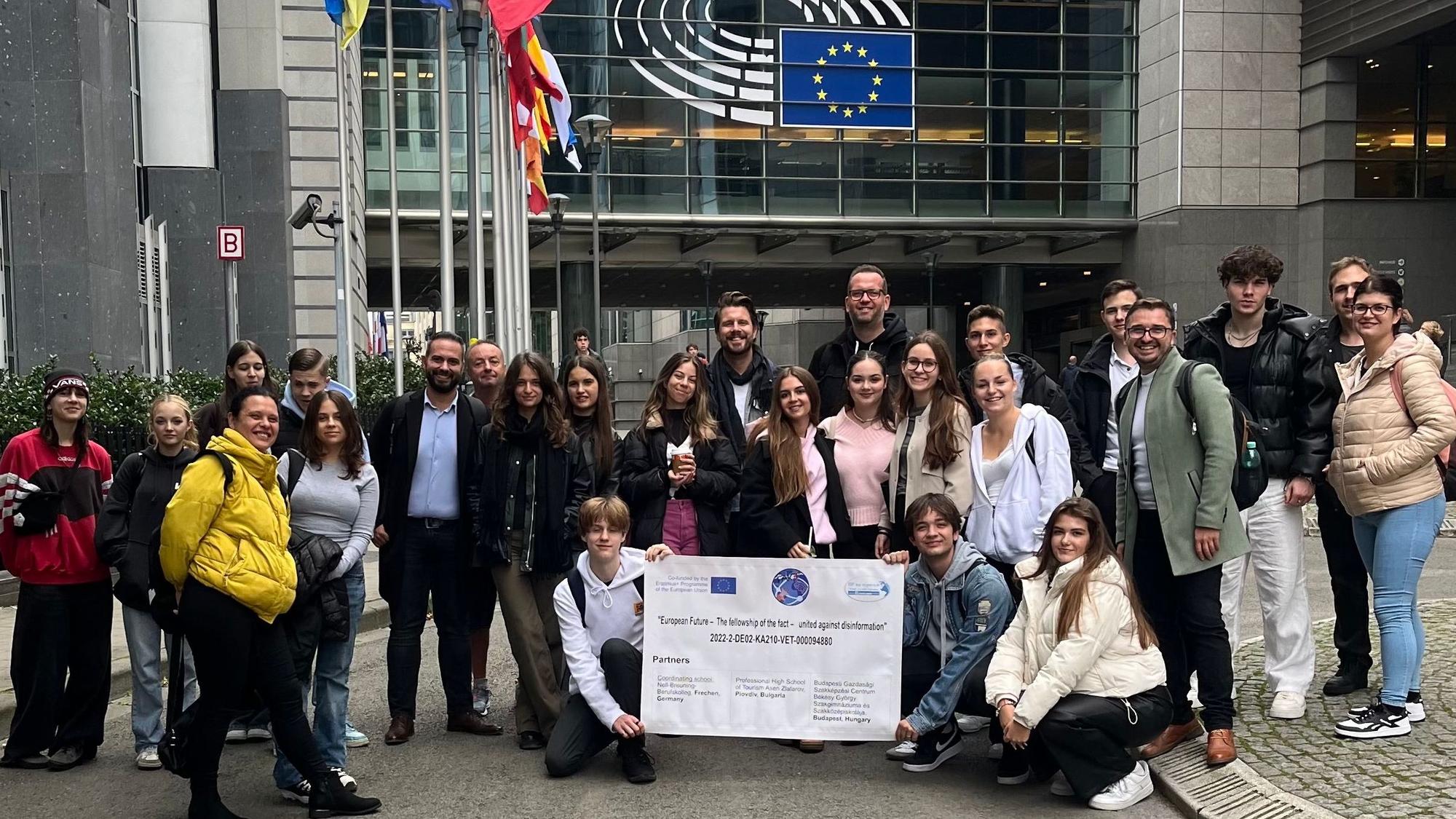 Auf dem Bild sind die Jugendlichen, die an dem EU-Projekt teilnehmen, vor dem EU-Parlament in Brüssel zu sehen.