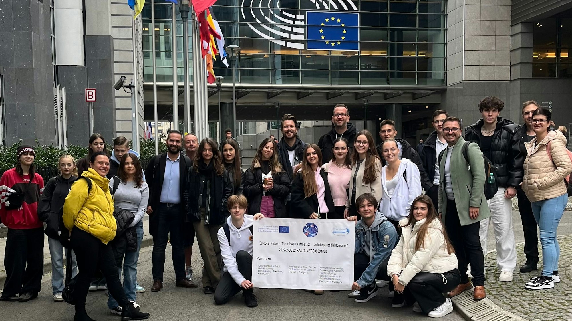 Auf dem Bild sind die Jugendlichen, die an dem EU-Projekt teilnehmen, vor dem EU-Parlament in Brüssel zu sehen.