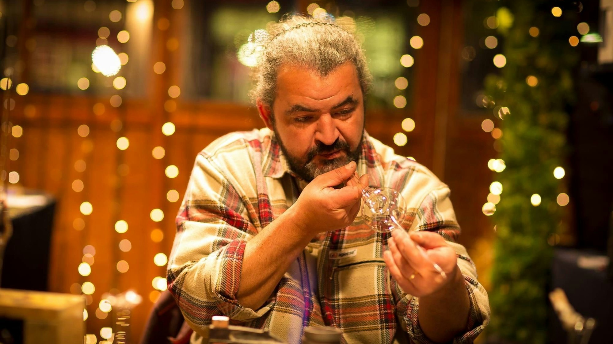 Ein Glasbläser zeigt auf einem Weihnachtsmarkt seine Kunst.