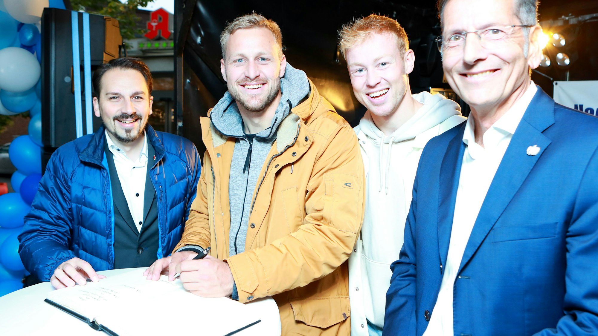 Kanu-Olympiasieger Max Rendschmidt (2.v.l.) und Kajak-Europameister Tim Dietzler (2.v.r.) trugen sich als bislang letzte ins Goldene Buch der Stadt Niederkassel ein.