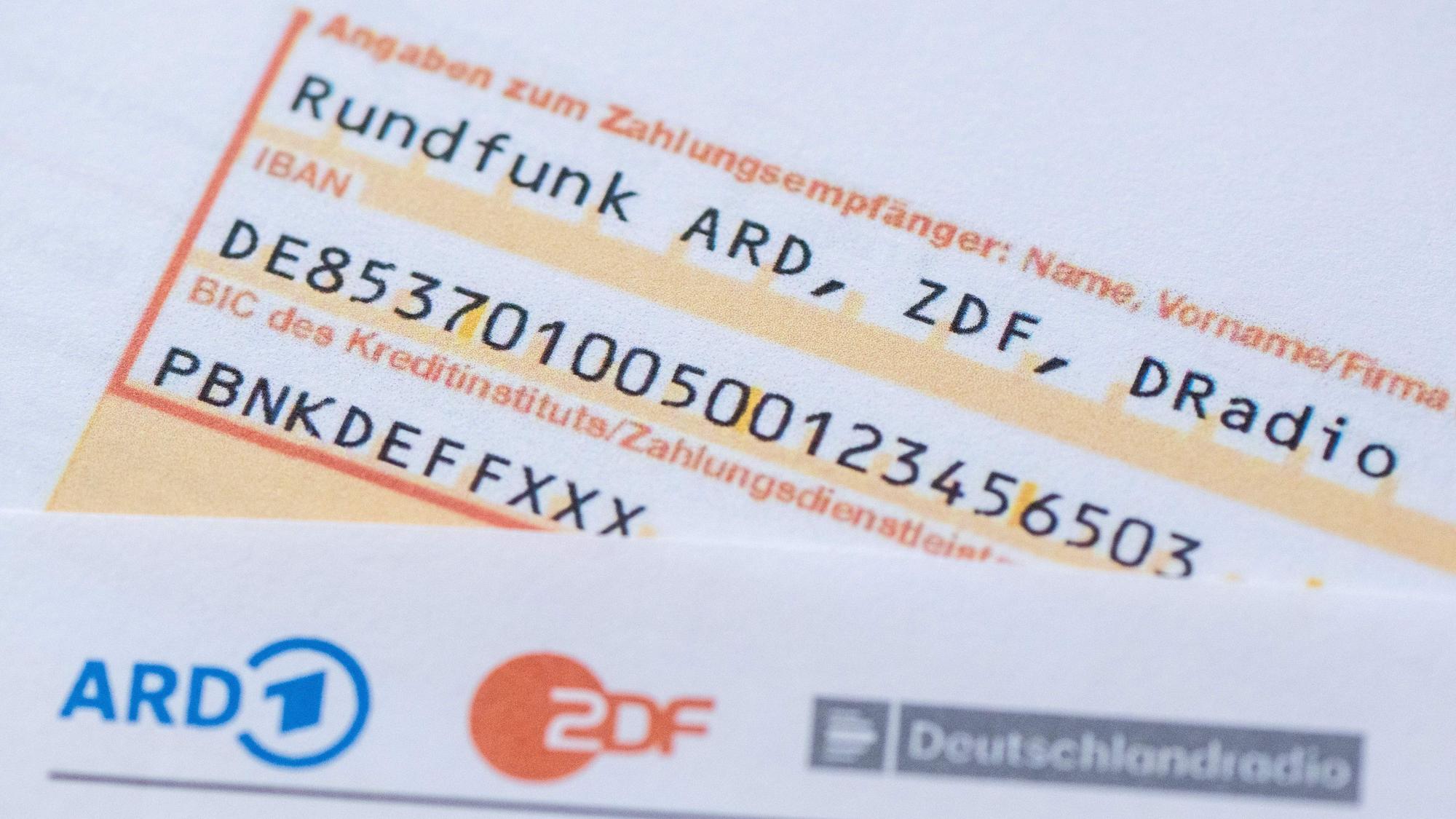 27.02.2024, Sachsen, Dresden: Ein Anschreiben zur Anmeldung für die Rundfunkgebühren liegt auf einem Überweisungsträger.
