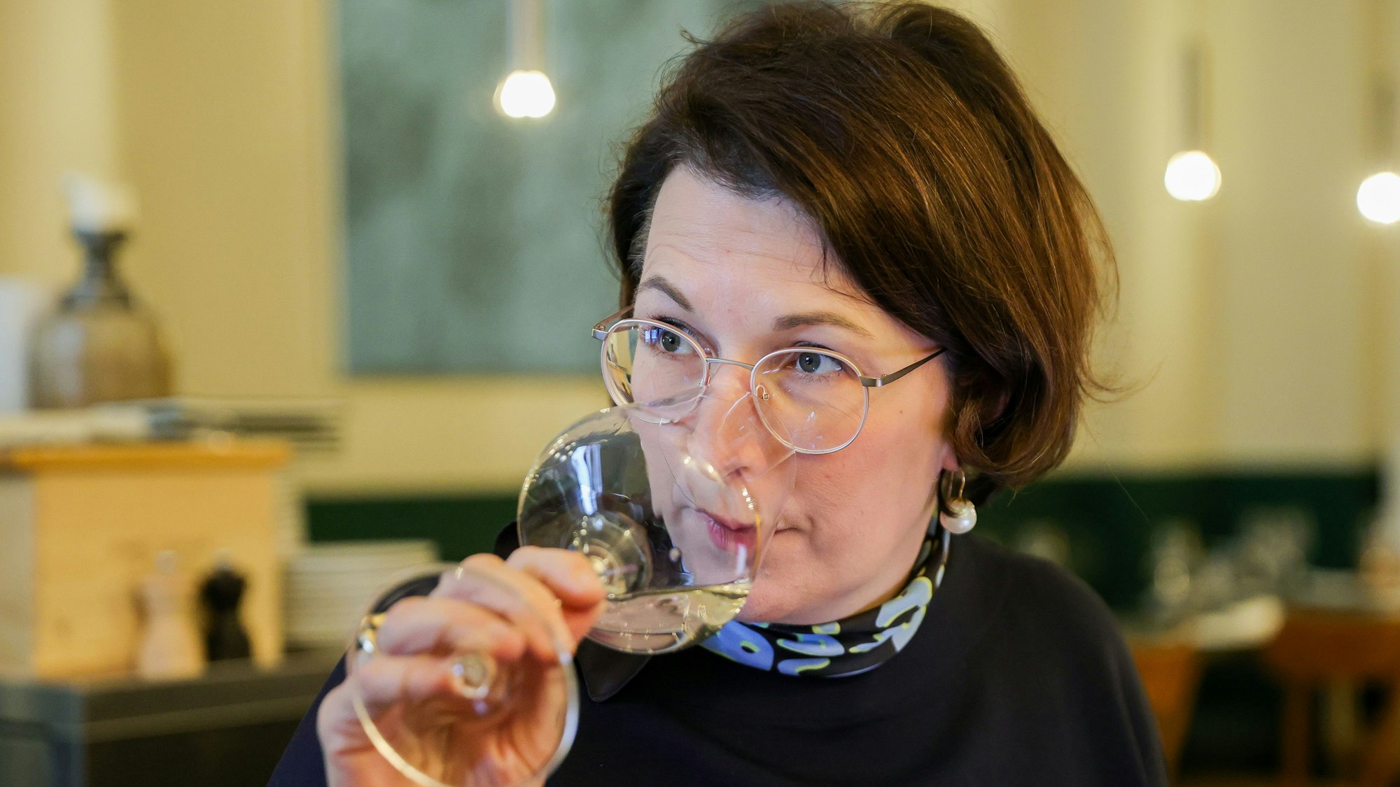 Sommelière Romana Echensperger beim Weintest