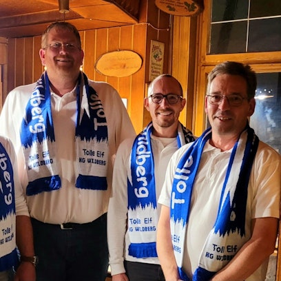 Gruppenfoto des neuen Dreigestirns: (v.l.) Prinz Stephan I. (Hardt), Bauer Rene Kesseler und Jungfrau Franka (Frank Ruhig) mit Präsident Georg Freund.