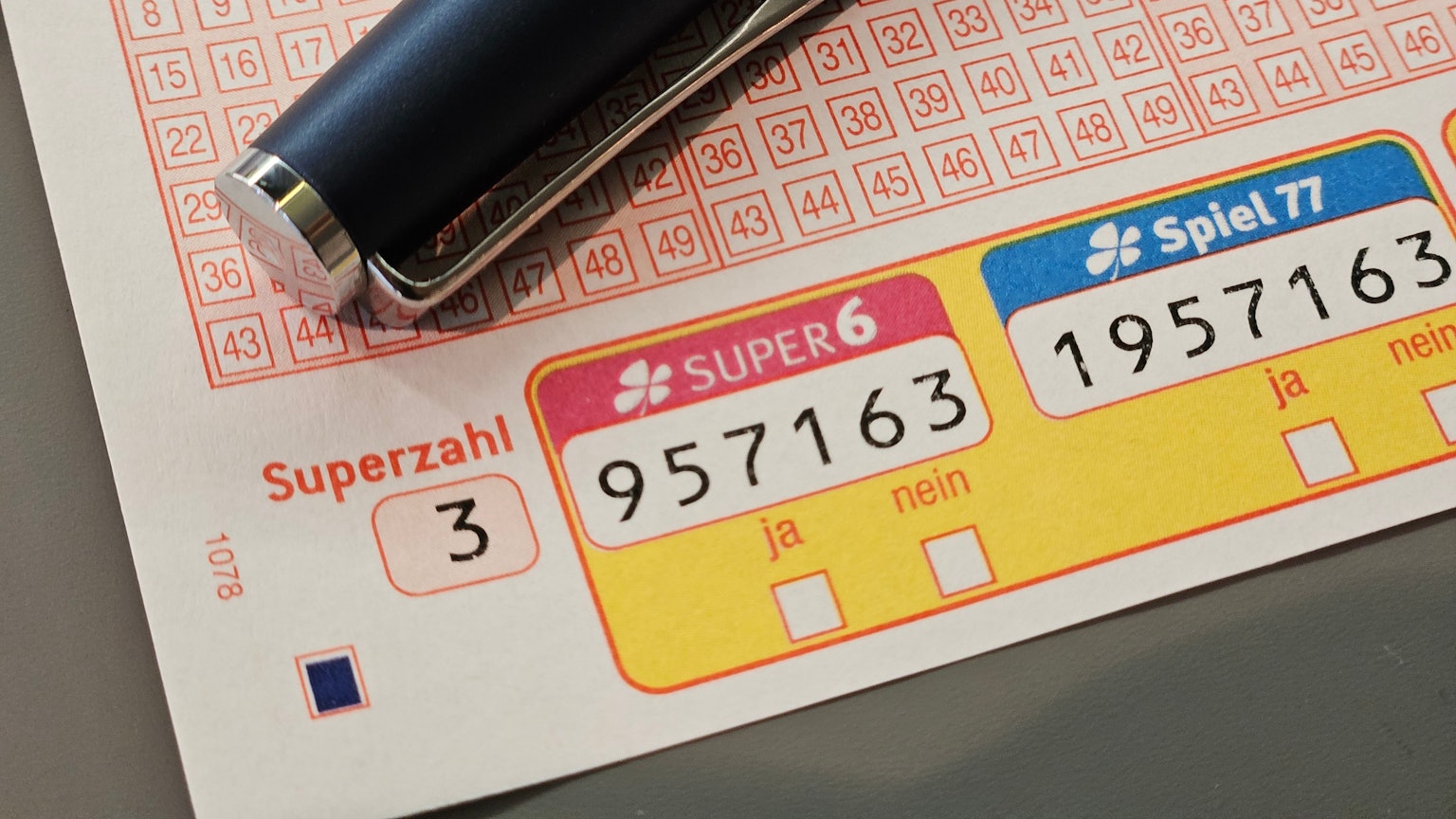 Von insgesamt neun Gewinnklassen bei LOTTO 6aus49 spielt die Superzahl für fünf eine wichtige Rolle: Die Superzahl kommt bei zwei, drei, vier, fünf und sechs Richtigen ins Spiel!