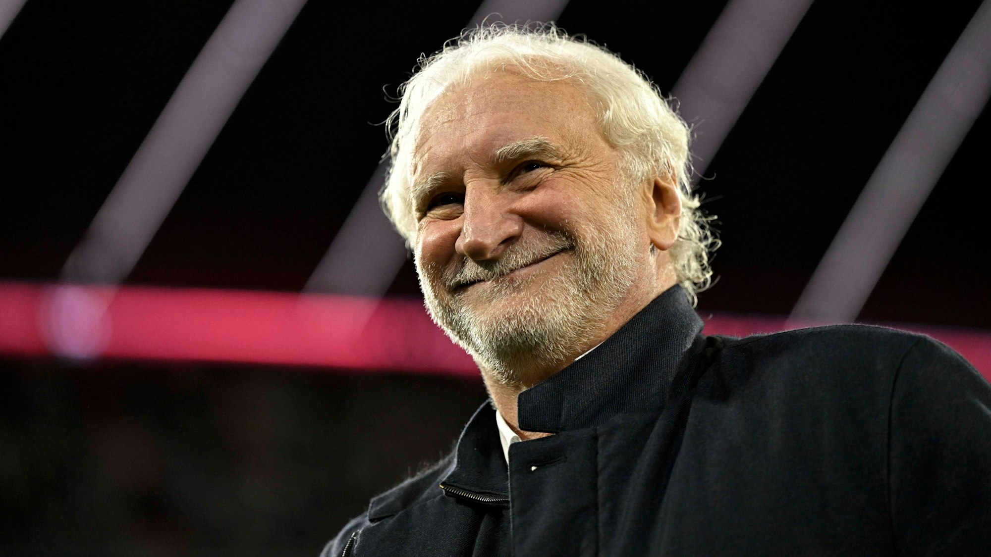 Rudi Völler steht in der Münchner Allianz Arena.