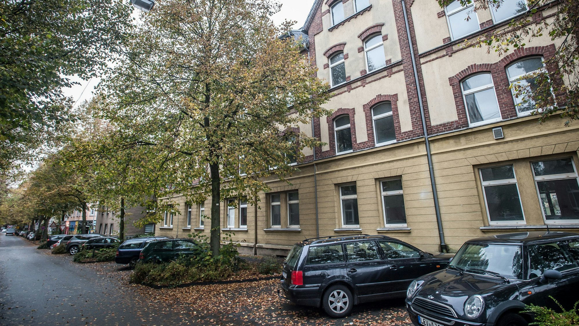 Quer zur Fahrbahn abgestellte Autos in der Opladener Neustadt