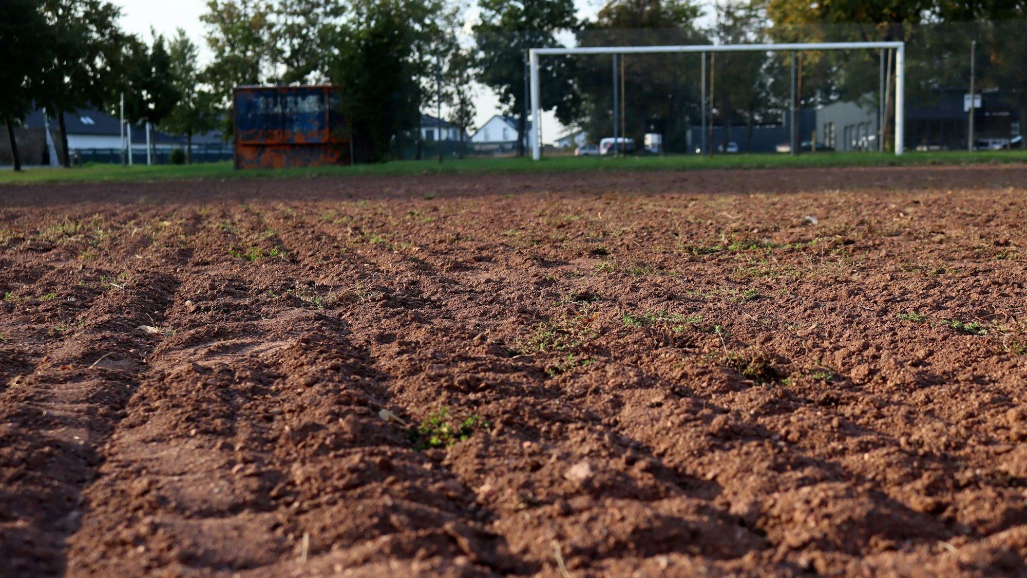 Der Platz ist von Furchen durchzogen.