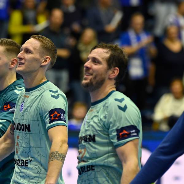 Die Handballer des VfL Gummersbach freuen sich und klatschen ins Publikum.