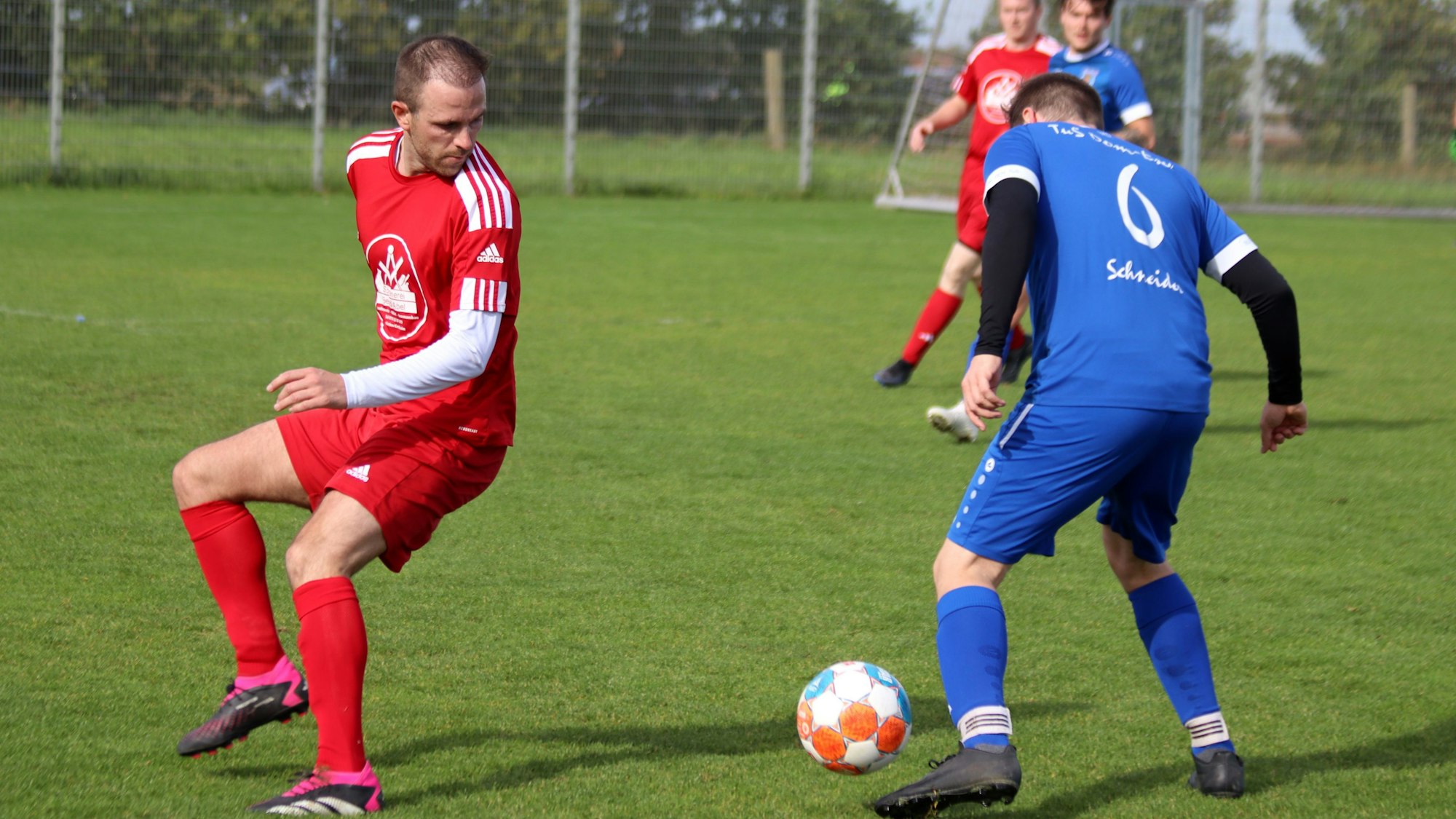 Das Bild zeigt den Billiger Fußballer, der auf den Ball schaut.