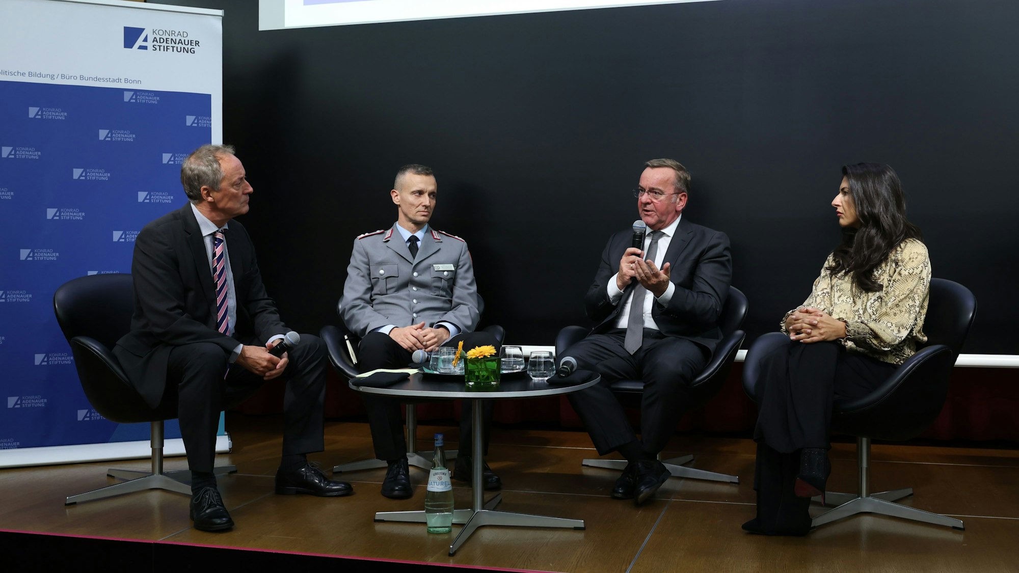 Michael Krons (v.l.n.r.) moderierte die Gesprächsrunde mit Marcel Bohnert (stellv. Vorsitzender des Deutschen Bundeswehrverbands), Bundesverteidigungsminister Boris Pistorius (SPD) und Serap Güler (CDU).