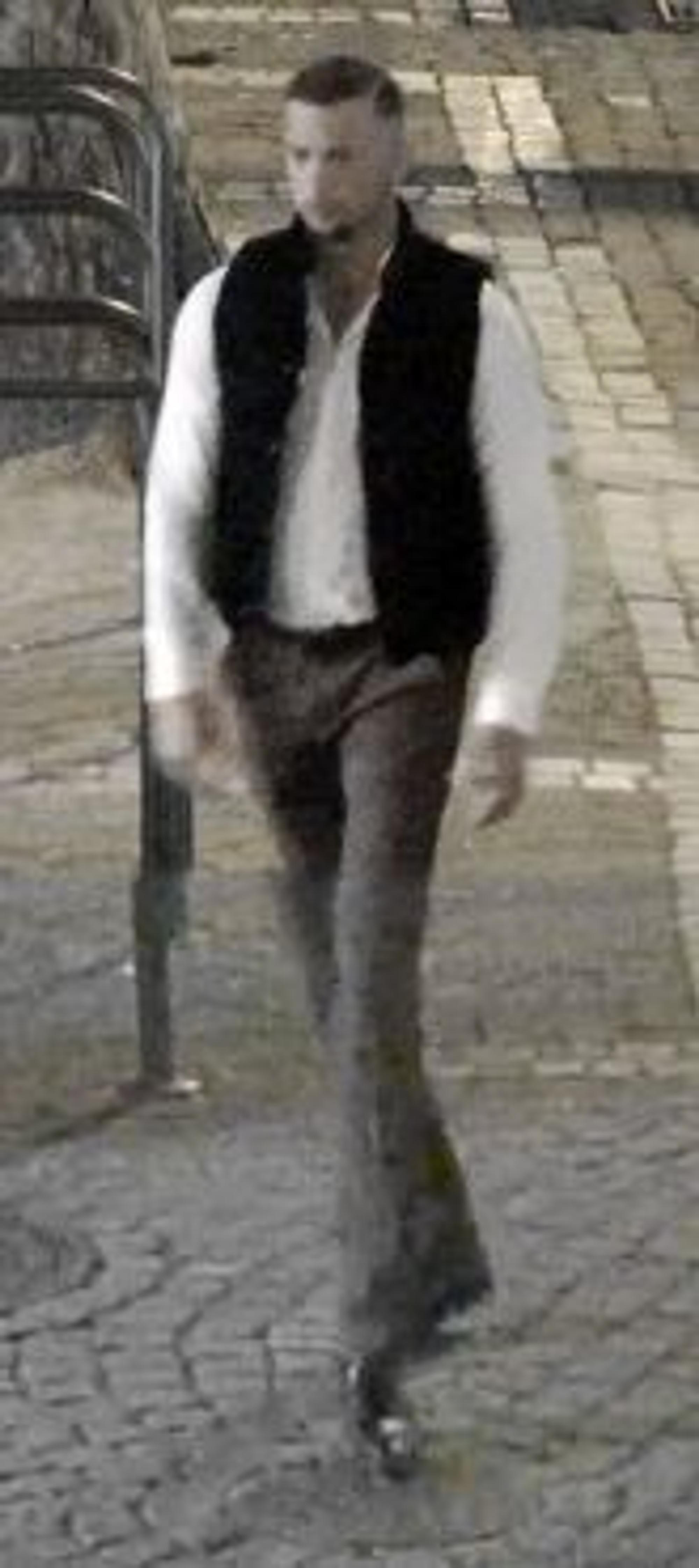 Die Polizei Köln fahndet nach diesem unbekannten Mann.