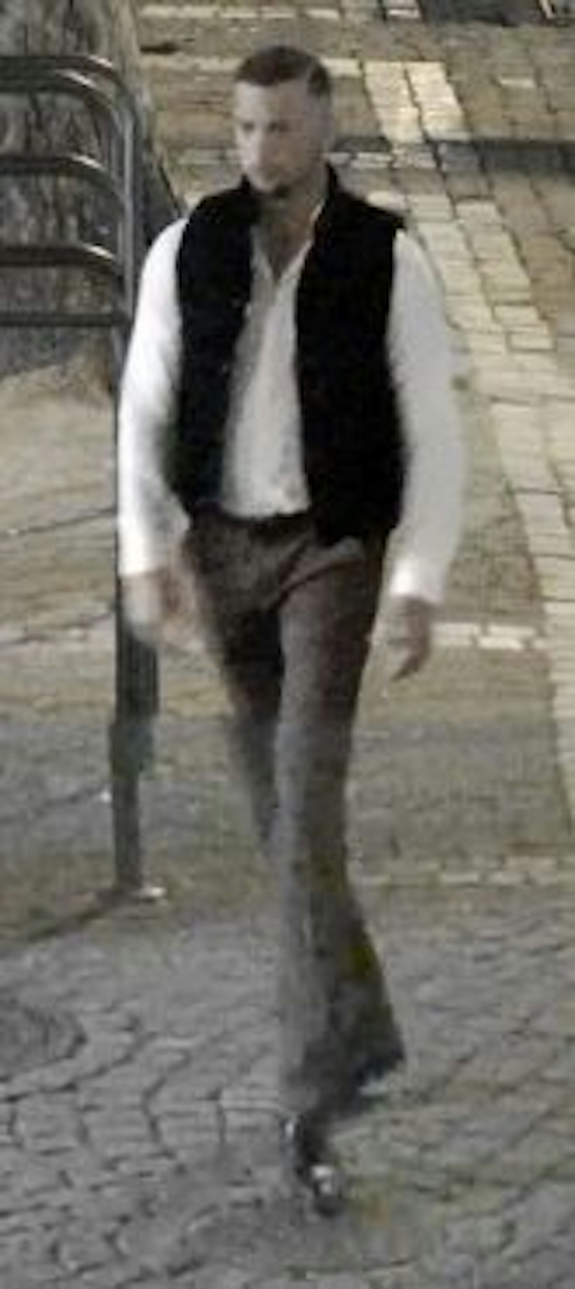 Die Polizei Köln fahndet nach diesem unbekannten Mann.