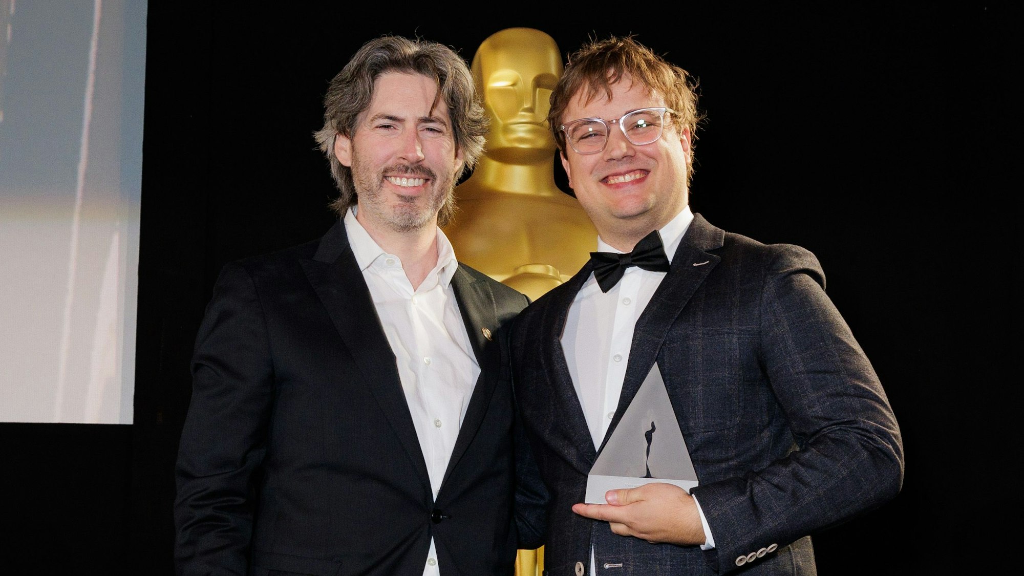 Zwei Herren lächeln in die Kamera.