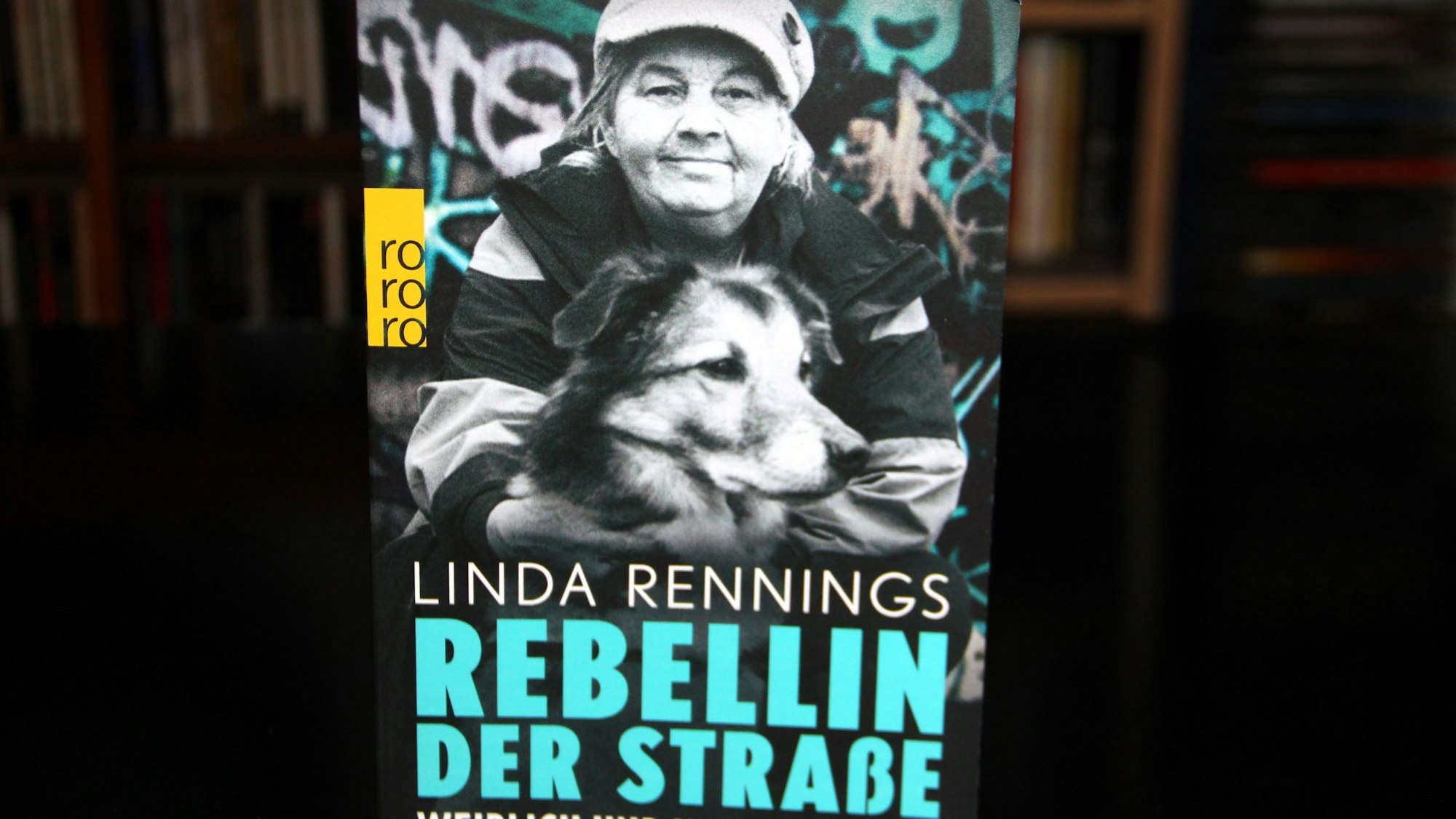 Auf dem Titelbild von „Rebellin der Straße“ zeigt sich Linda Rennings mit ihrem steten Begleiter, Hund Clayd.