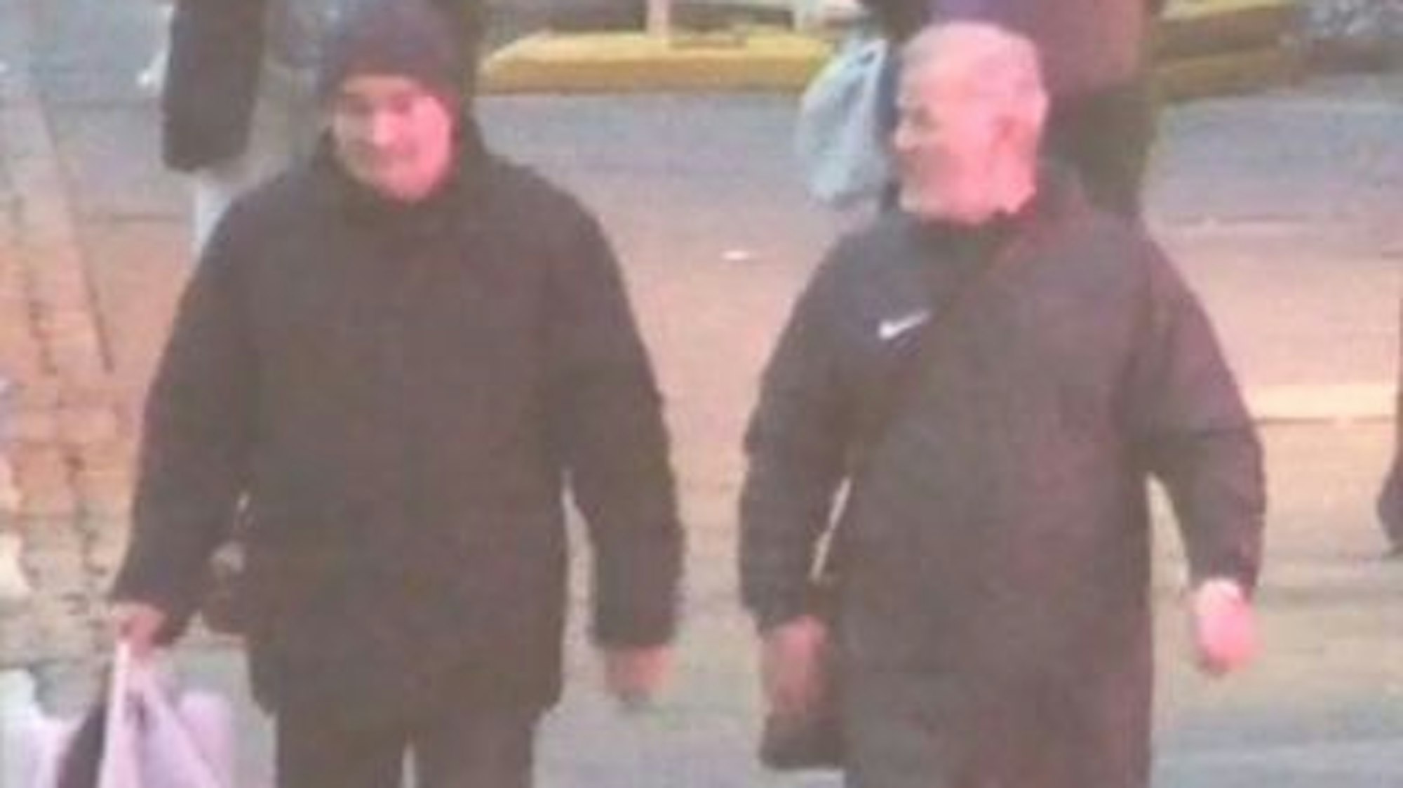 Bei den mutmaßlichen Betrügern handle es sich laut Polizei jedoch nicht um den unbekannten Angreifer, der die Kölnerin in der Bahn attackierte.