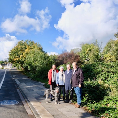 Roland Schüler, Hildgard Jahn-Schnelle, Anton Bausinger und Harald Schäfer (v.l.) an der Stelle der Wendelinstraße, von der künftig eine Spur auf dem Militärring führt.