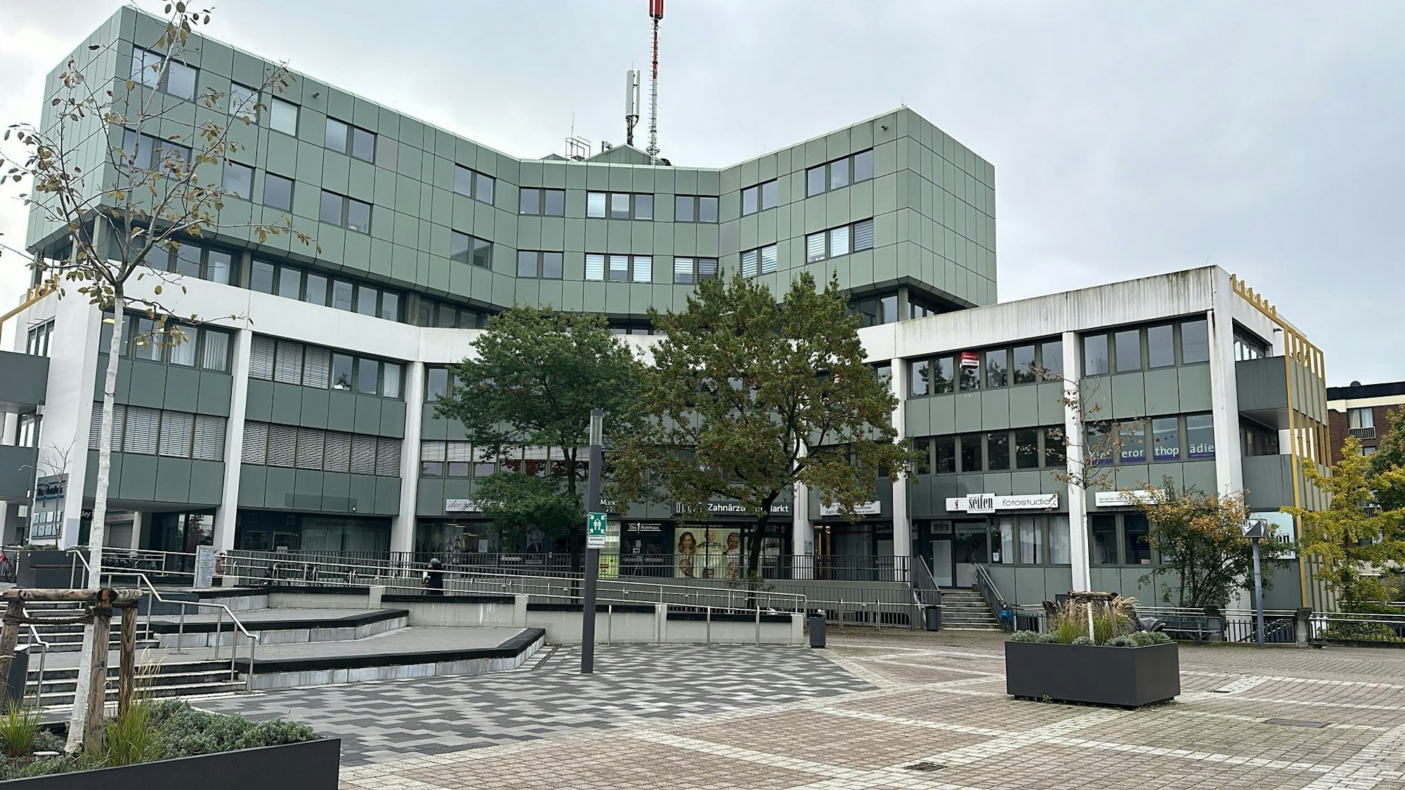 Zwei Etagen im Ärztehaus am Karl-Gatzweiler-Platz werden von der Stadtverwaltung nicht mehr gebraucht.