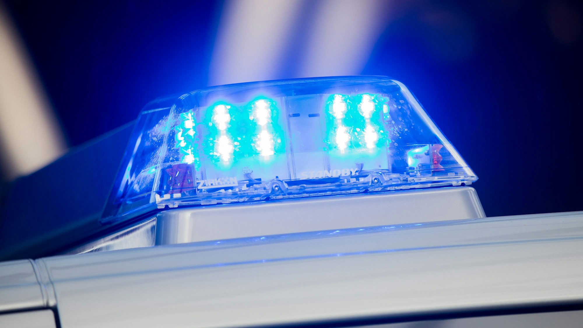 Auf dem Bild ist das Blaulicht eines Polizeiautos zu sehen.